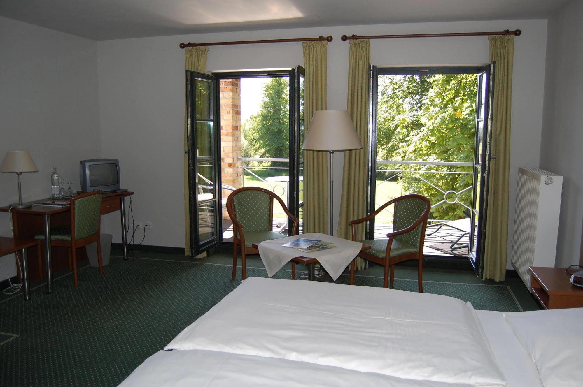 Gutshaus Redewisch Hotel & Restaurant Boltenhagen  Exterior foto